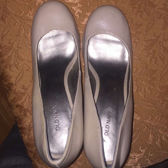 Gently worn women's pumps - Picture 3 of 4