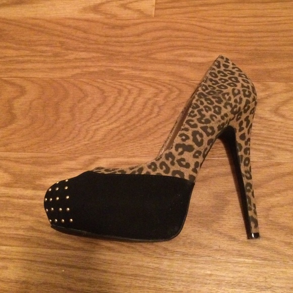 Black and cheetah print pumps
