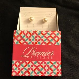 Button up premier designs earrings