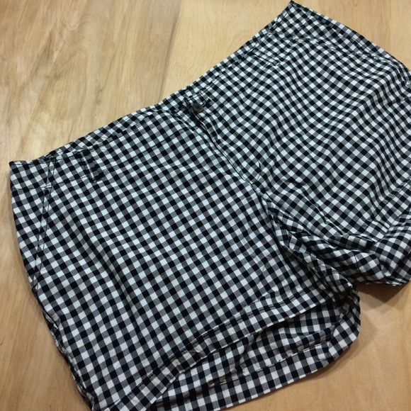 Old Navy checkered black white sz 20 short shorts