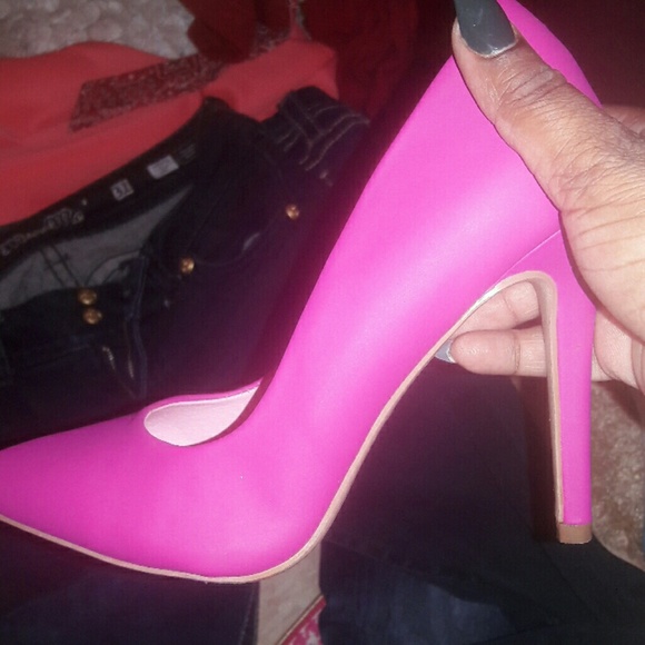 Fuchsia pumps