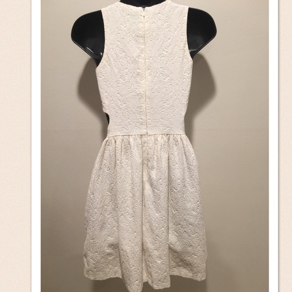 Zara cream embroidered dress side cutout - Picture 3 of 5