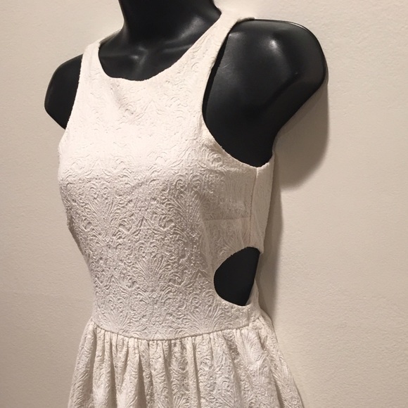 Zara cream embroidered dress side cutout - Picture 4 of 5