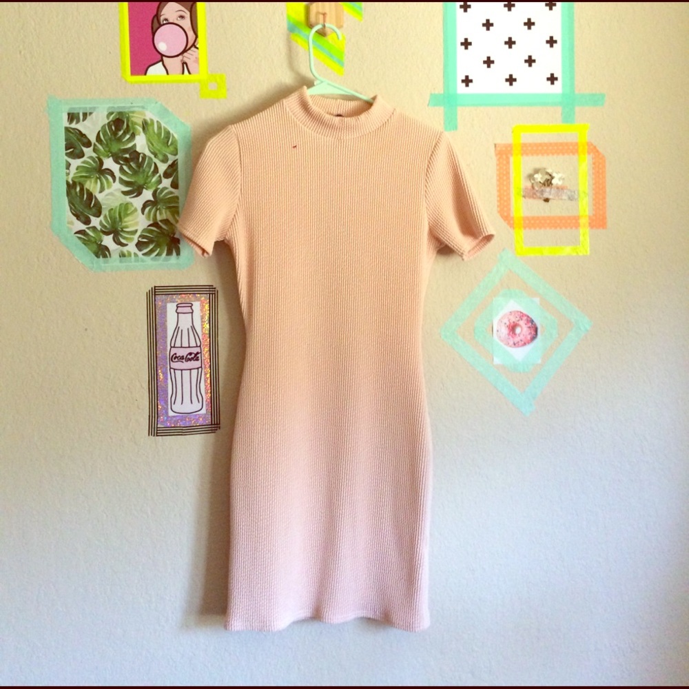 NWOT Pastel form fitting backless dress
