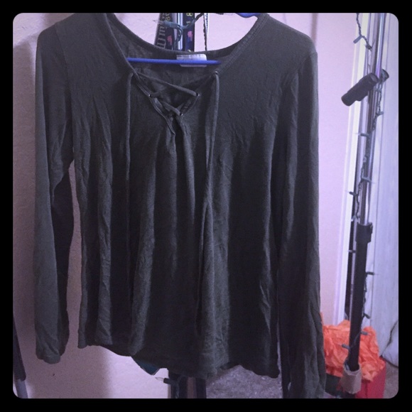 Medium Long Sleeved lace-up shirt