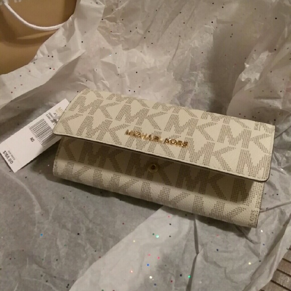 (SOLD)Micheal Kors wallet (No Trade) - Picture 1 of 2