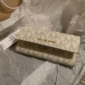 (SOLD)Micheal Kors wallet (No Trade)