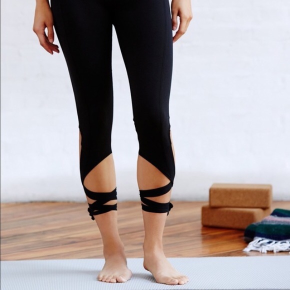 YOGA Turnout TIE LEGGINGS Black CAPRI Lace Up PANT - Picture 3 of 4