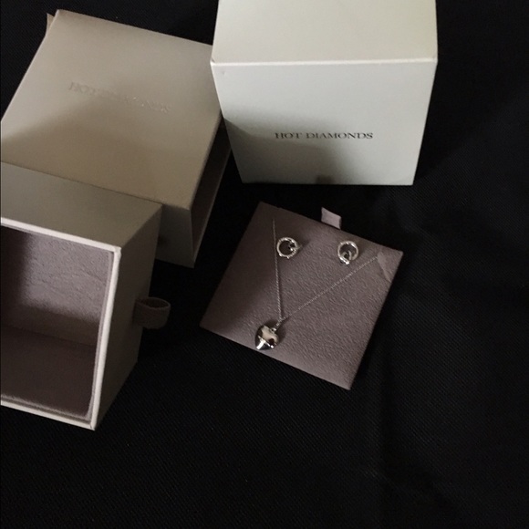 Hot diamonds necklace set