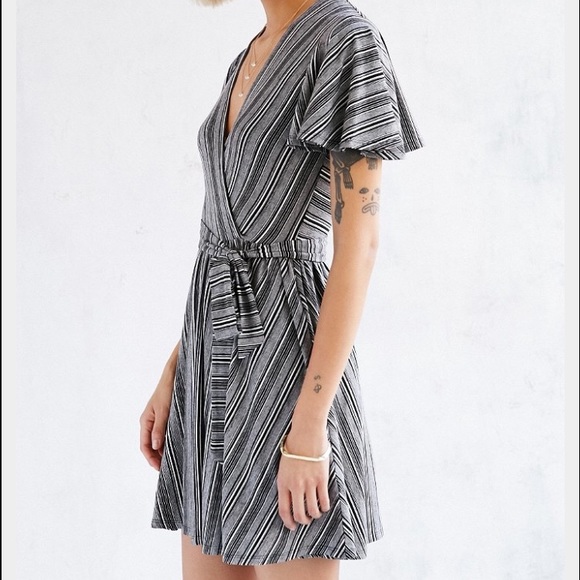 Kimchi blue flutter sleeve variegated dress