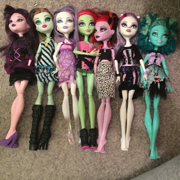 Whole set of monster high dolls