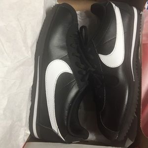 Nike Cortez B&W size 5Y, Condition: 10/10