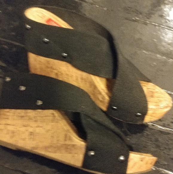 Cork wedges with black straps