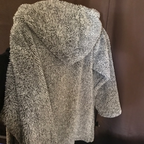 SOLD Brandy Melville tessi fur coat - Picture 3 of 3