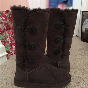 UGG Bailey Button Triplet in Chocolate (Size 8)
