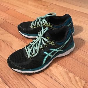 Women's Size 9 Asics GT-2000 sneakers- IGS