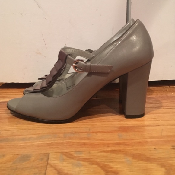 Tahari heels - Picture 2 of 3