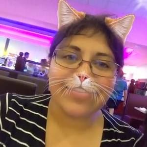 Meet your Posher, Idania