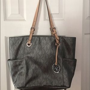 Authentic Micheal Kors Jet Set Purse