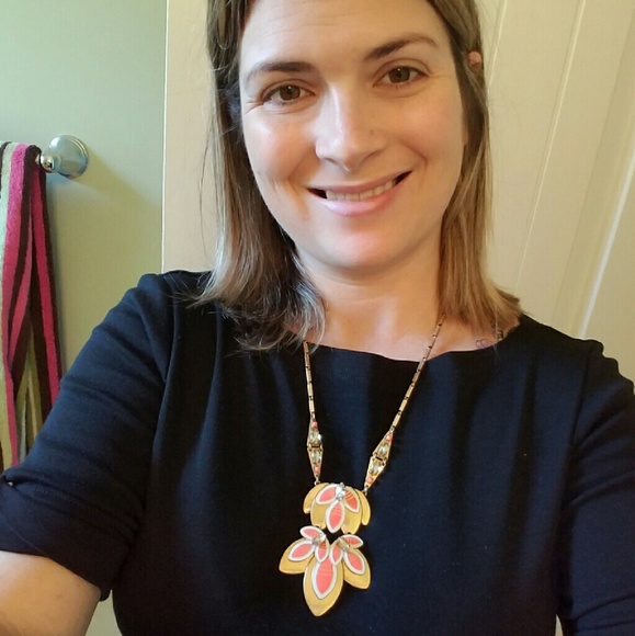 Stella and Dot Hibiscus Pendant necklace coral
