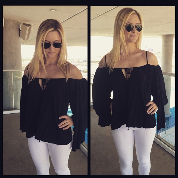 Elan black long sleeve flowy top!