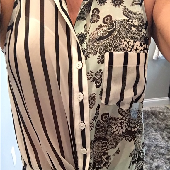 Karen Kane Tops - Karen Kane tie front blouse Karen Kane Tops - Karen Kane tie front blouse