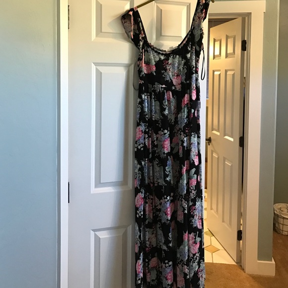 Forever 21 Dresses & Skirts - Floral maxi dress