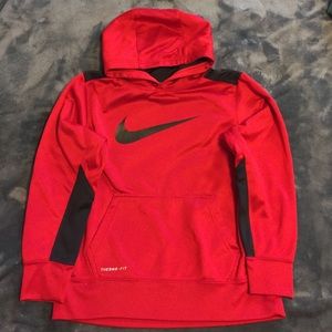 Boys Medium Nike therma-fit hoodie