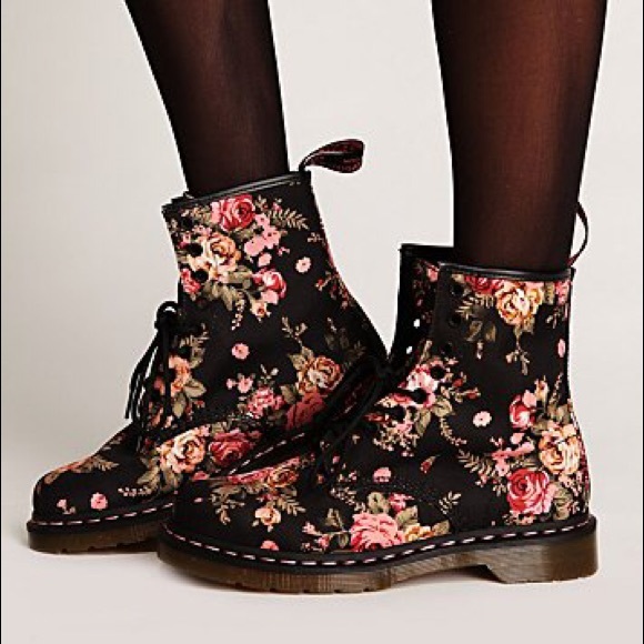 Dr. Martens Victorian Flowers Boot (Size 9)