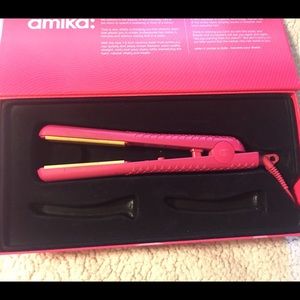 Amika Straightener