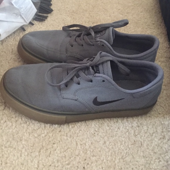 Nike SB in dark gray