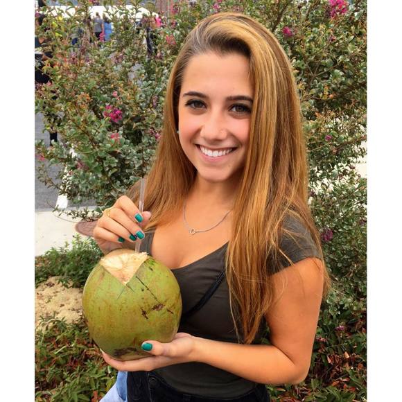 Meet your Posher, Nicole - Picture 1 of 1