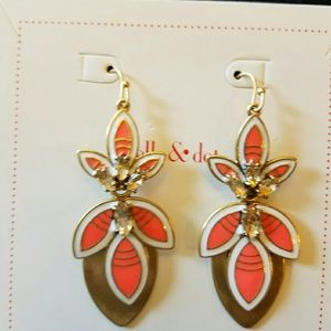 New in box Stella and Dot Hibiscus earrings
