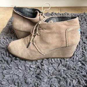 TOMS lace-up taupe desert wedges