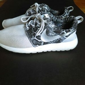 Nike roshe run snakeskin print