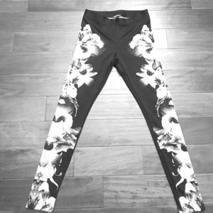 Floral B&W leggings/yoga pants