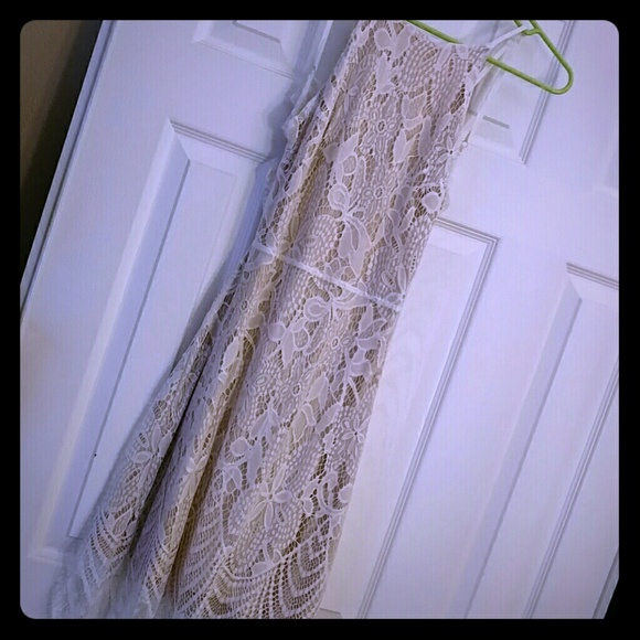 Backless lace dress