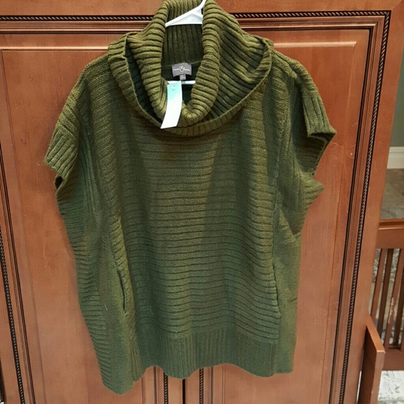 Textured cowl neck pullover Size M/L.