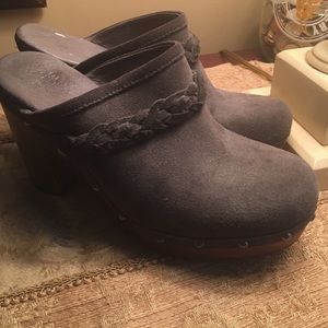 Size 7, grey mule Ugg