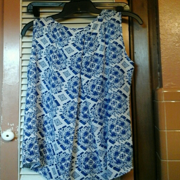 Cute stylish  blue and  white  short sleeve  top - Picture 4 of 4