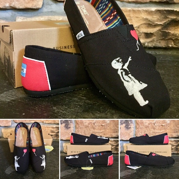 Banksey Street Art (black) hand painted TOMS - Picture 1 of 2