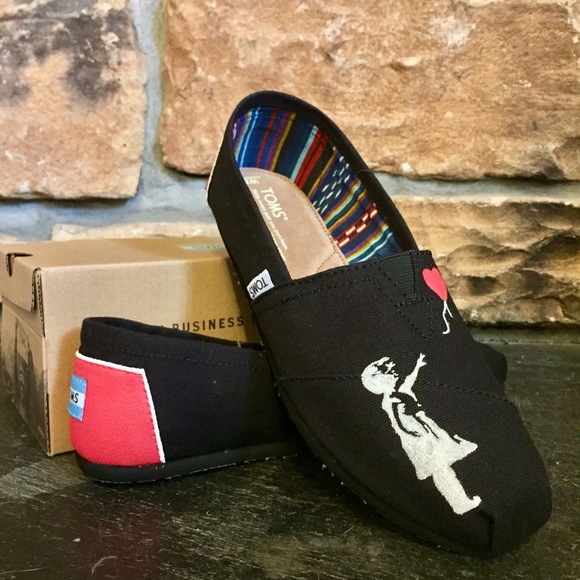 Banksey Street Art (black) hand painted TOMS - Picture 2 of 2