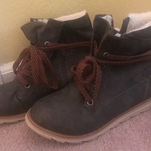 Short grey boots