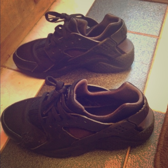 Black Nike Huaraches 5.5 grade school, 7.5 women's