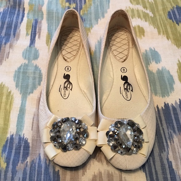 Cream flats - Picture 1 of 4