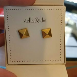 Never worn Stella and Dot cleopatra studs gold