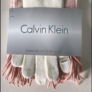 Calvin Klein set: scarf and tech gloves