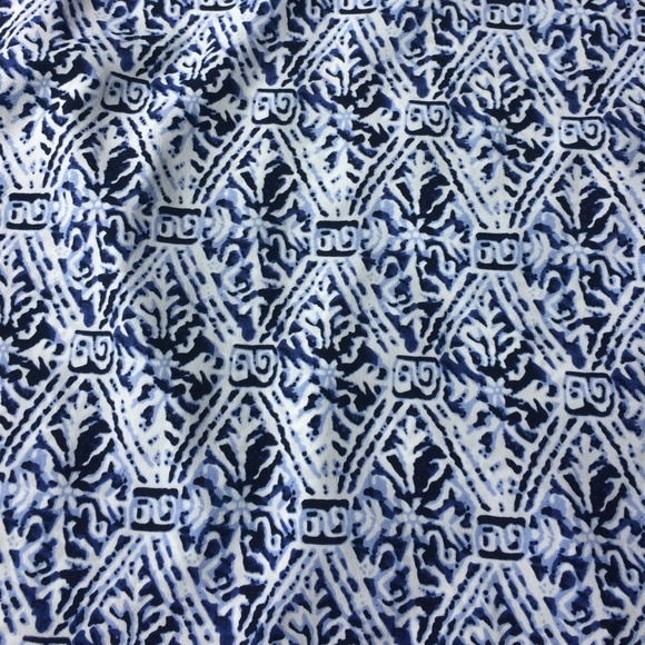 Forever 21 🍀 patterned top - Picture 2 of 4