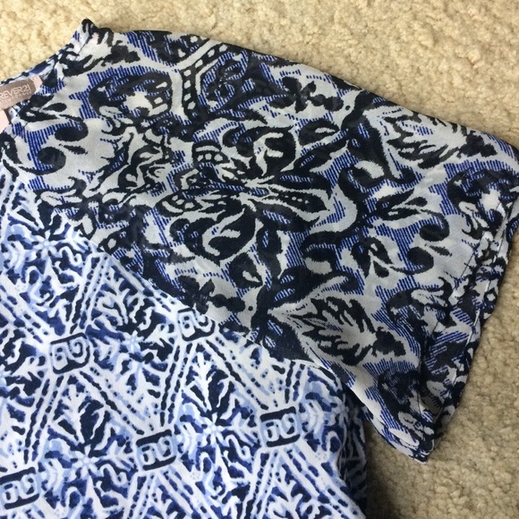 Forever 21 🍀 patterned top - Picture 3 of 4