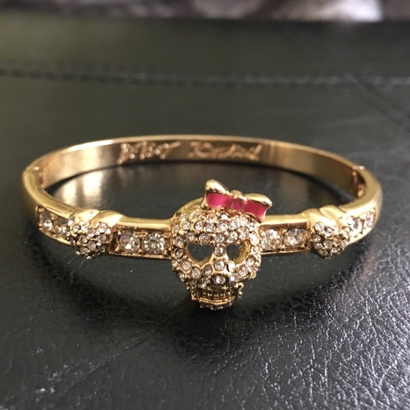 NWOT Betsey Johnson Gold Skull Bangle Bracelet